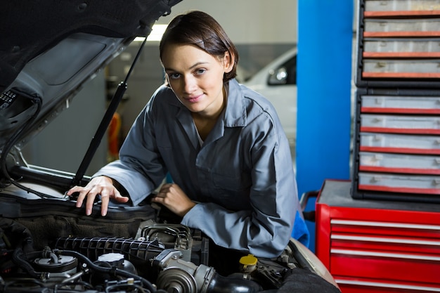 Femme voiture de service mécanicien