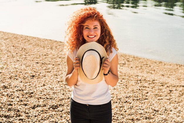 Femme voyageant autour du monde