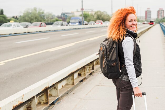 Femme voyageant autour du monde