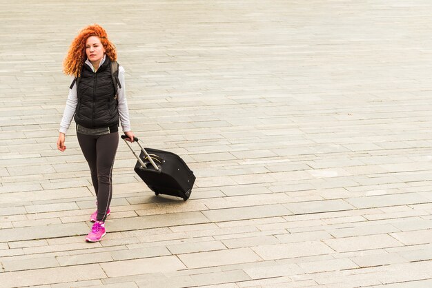 Femme voyageant autour du monde