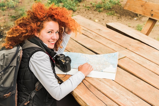 Femme voyageant autour du monde