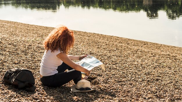 Femme voyageant autour du monde