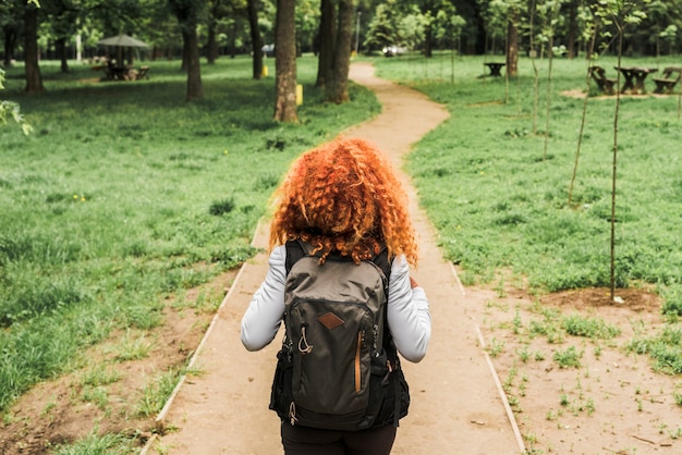 Femme voyageant autour du monde