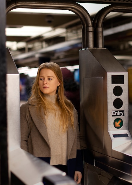 Femme voyageant dans le métro de la ville