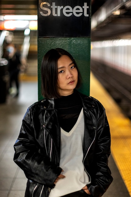 Femme voyageant dans le métro de la ville