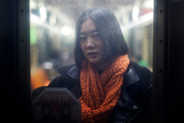 Femme voyageant dans le métro de la ville