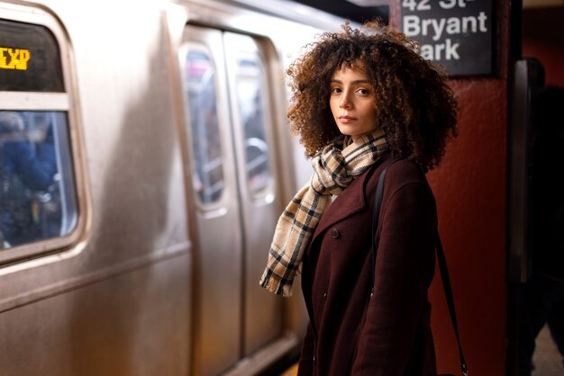Femme voyageant avec le métro dans la ville