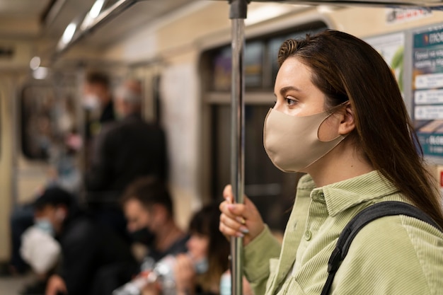 Femme voyageant en métro se bouchent