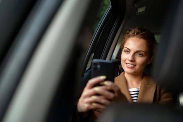 Photo gratuite femme voyageant avec sa voiture