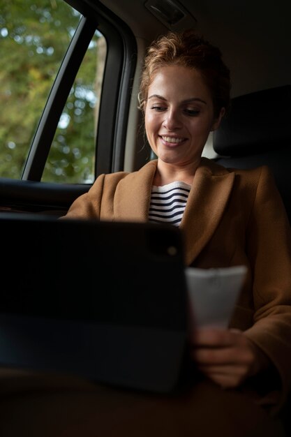 Femme voyageant avec sa voiture