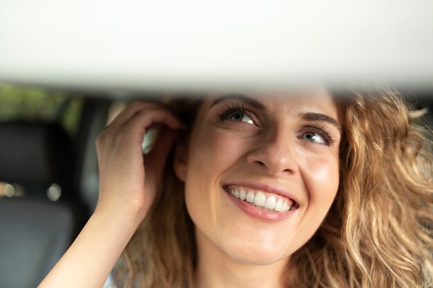 Femme voyageant avec sa voiture