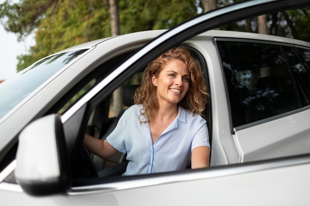 Femme voyageant avec sa voiture