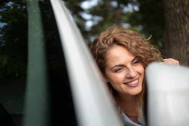 Femme voyageant avec sa voiture