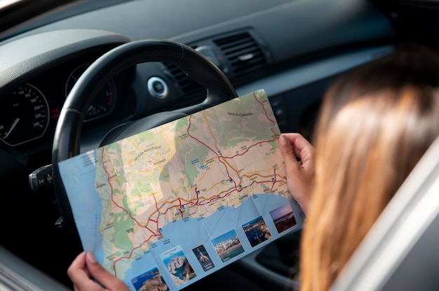 Femme voyageant avec sa voiture