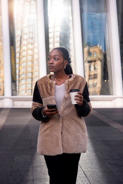 Femme voyageant à travers la ville avec son café