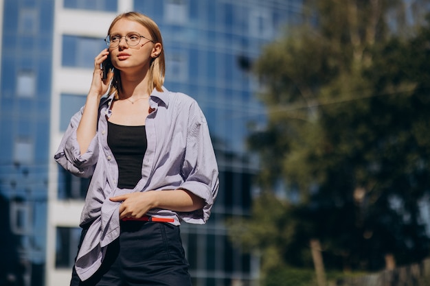 Femme voyageant et utilisant le téléphone