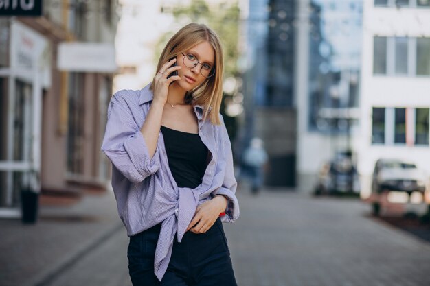 Femme voyageant et utilisant le téléphone