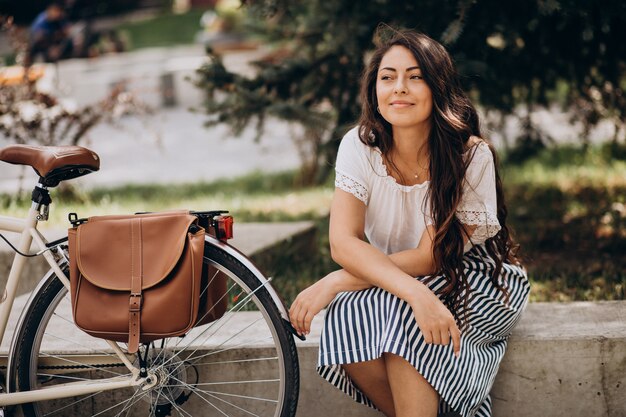 Femme voyageant à vélo en ville