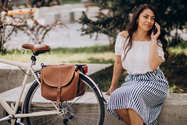 Femme voyageant à vélo en ville