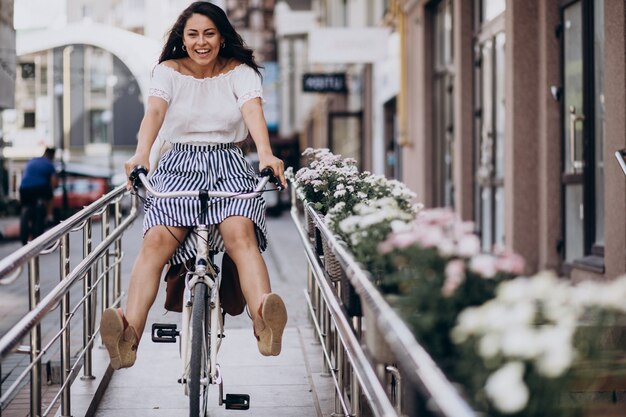 Femme voyageant à vélo en ville