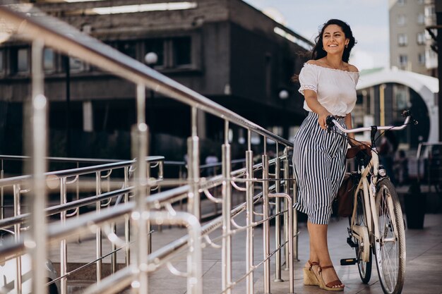 Femme voyageant à vélo en ville