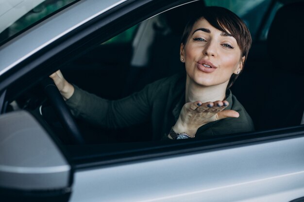 Femme voyageant en voiture