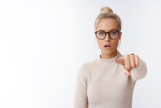 Femme voyant une célébrité debout dans la stupeur et la frustration pointant vers la caméra