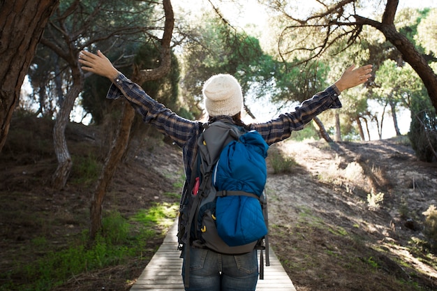 Femme vue arrière sur le sentier de bois