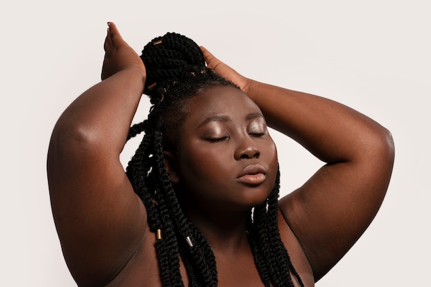 Femme vue côté avec coiffure afro