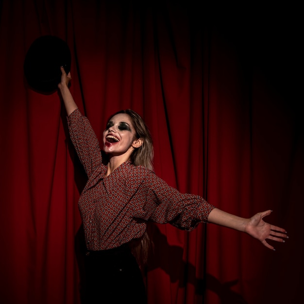 Photo gratuite femme vue côté habillé comme un clown être heureux