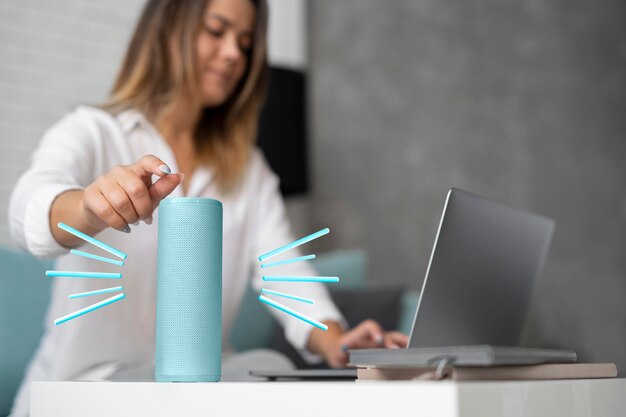 Femme vue de côté avec ordinateur portable à la maison