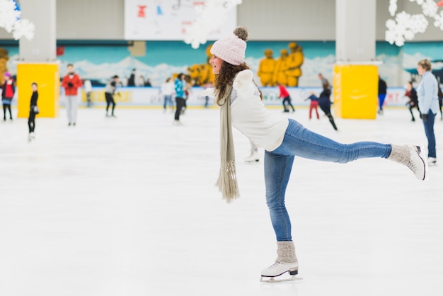 Photo gratuite femme de vue de côté patinant sur une jambe