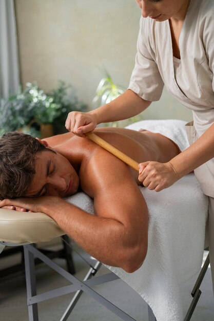 Femme vue côté, travaillant dans un spa