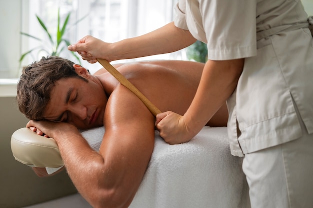 Photo gratuite femme vue côté, travaillant dans un spa