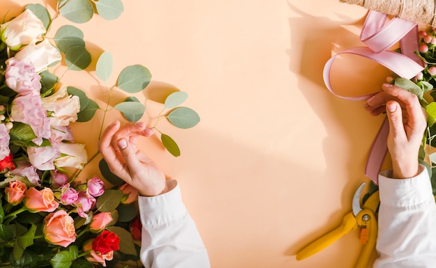 Femme vue de dessus à la table de travail