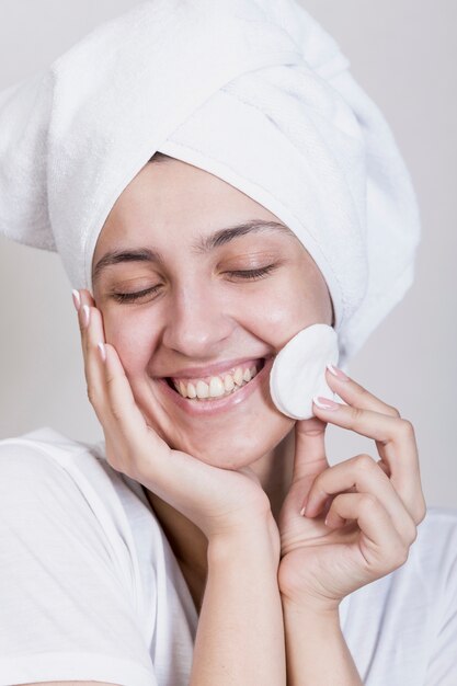 Femme vue de face à l'aide de coton