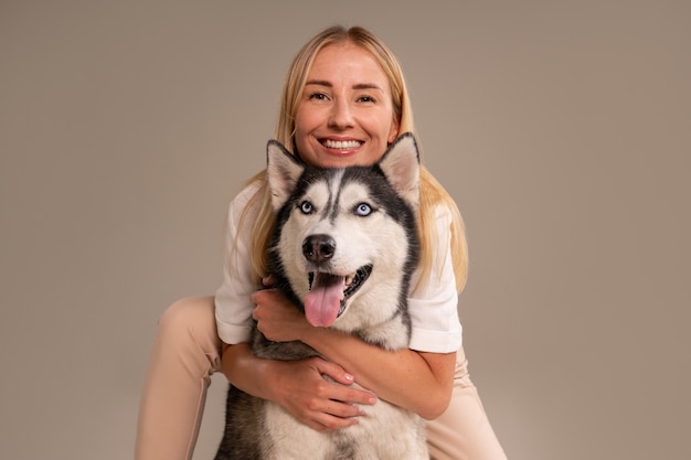 Femme vue de face avec chien en studio