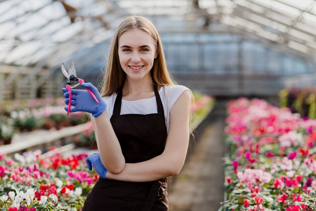 Femme vue de face avec des ciseaux de jardinage