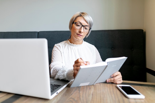 Femme vue de face écrit dans l'ordre du jour