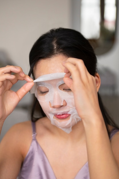 Femme vue de face avec masque