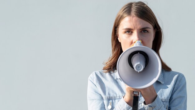 Femme vue de face avec mégaphone