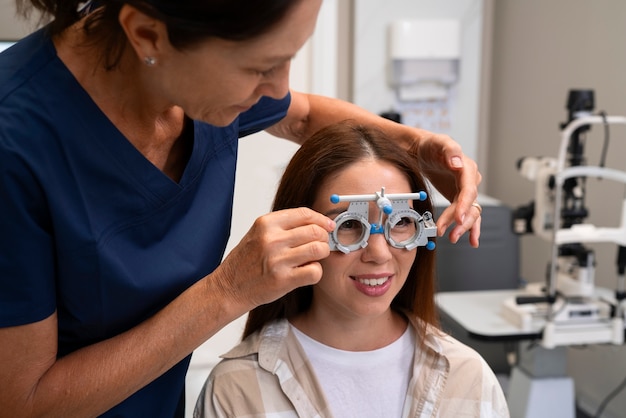 Photo gratuite femme vue de face parlant à un ophtalmologiste