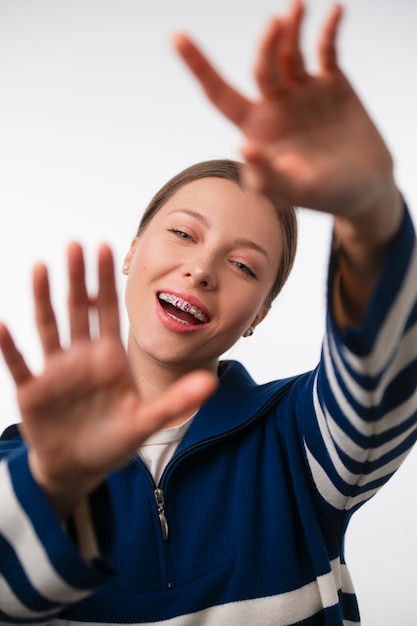 Photo gratuite femme vue de face posant avec des pierres précieuses dentaires