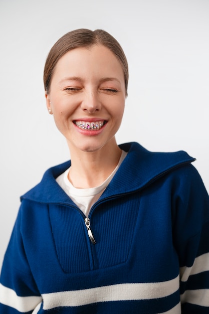 Photo gratuite femme vue de face posant avec des pierres précieuses dentaires