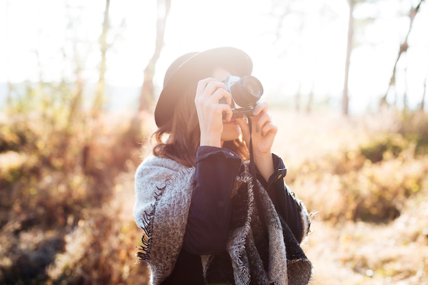 Femme vue de face en prenant une photo