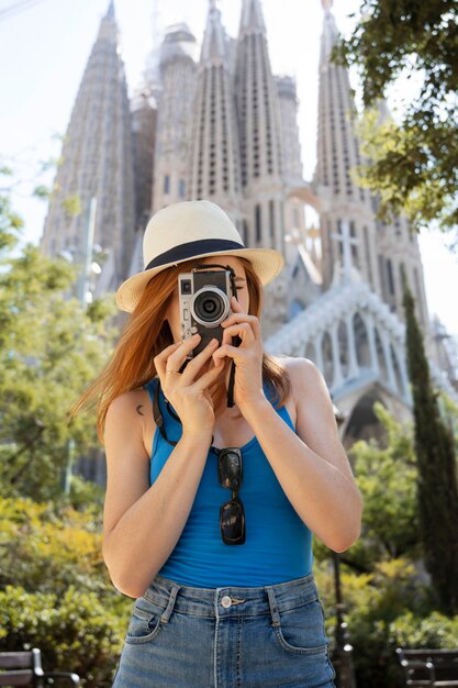 Femme vue de face prenant des photos