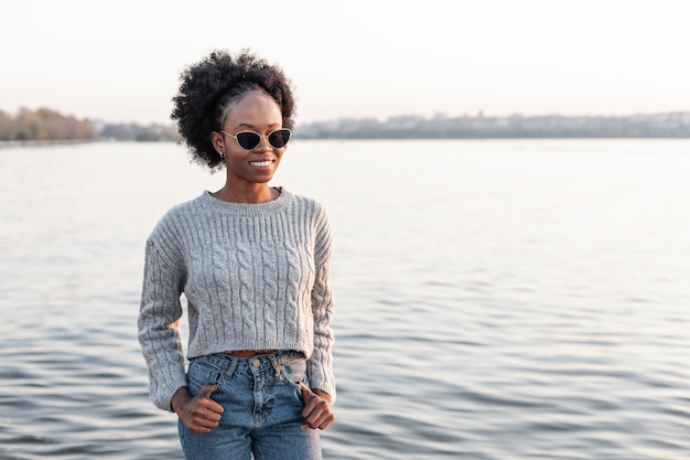 Femme vue de face, profitant du beau temps