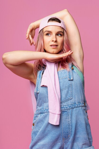 Femme vue de face qui pose en studio