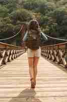 Photo gratuite femme vue de face avec sac à dos sur le pont