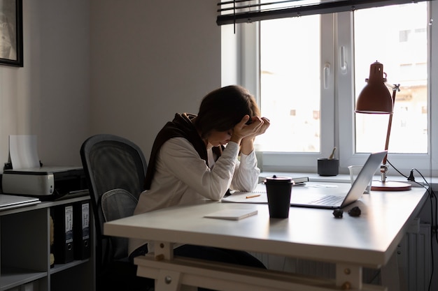 Photo gratuite femme avec vue latérale du syndrome de l'imposteur